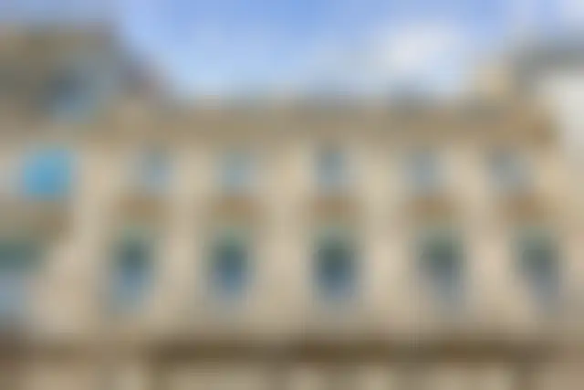 Local Professionnel 90 m² – Paris (75007) – offre confidentielle