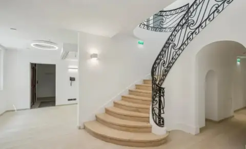 Bureau 888 m² – Paris (75016)