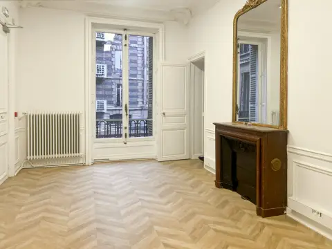 Bureau 1 142 m² – Paris (75008)