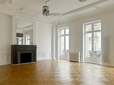 Bureau 1 142 m² – Paris (75008)