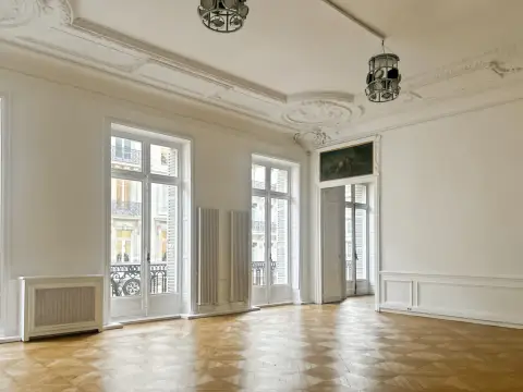 Bureau 1 142 m² – Paris (75008)