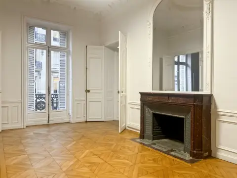 Bureau 1 142 m² – Paris (75008)