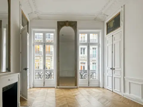 Bureau 1 142 m² – Paris (75008)