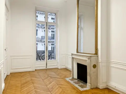 Bureau 1 142 m² – Paris (75008)