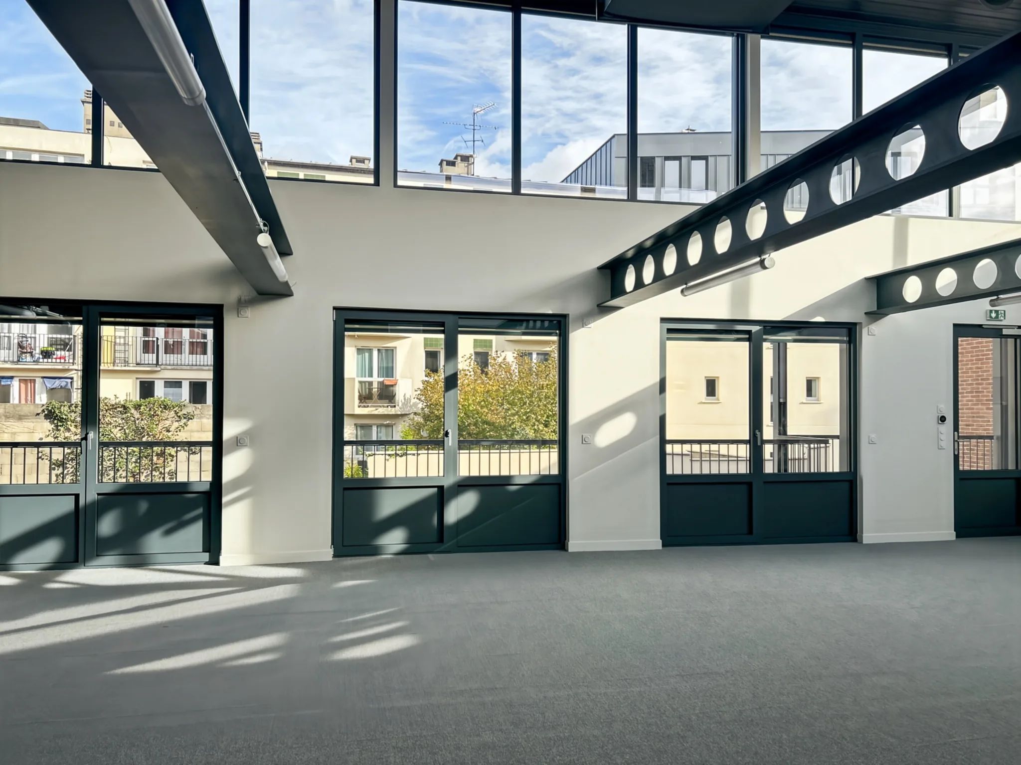 Bureau 1 304 m² – Paris (75019)