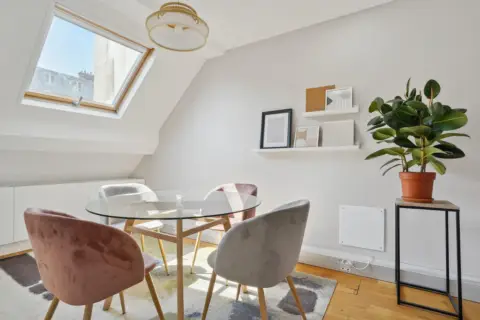 Bureau 860 m² – Paris (75116)