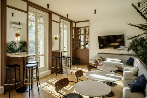 Bureau 979 m² – Paris (75016)